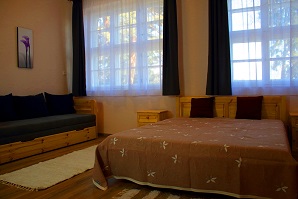 Liget Szálló, Uzsa