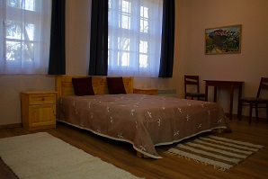 Liget Szálló, Uzsa