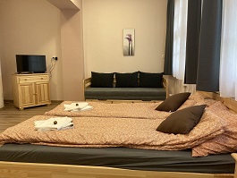 Liget Szálló, Uzsa
