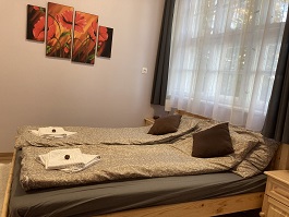 Liget Szálló, Uzsa