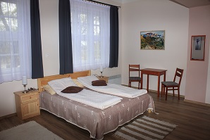 Liget Szálló, Uzsa