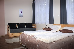 Liget Szálló, Uzsa
