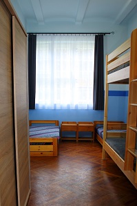 Liget Szálló, Uzsa