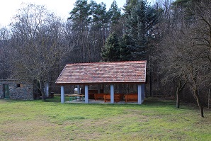 Liget Szálló, Uzsa