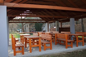 Liget Szálló, Uzsa