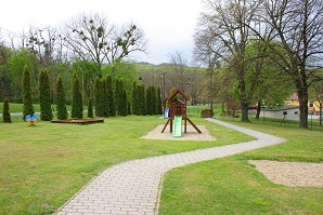 Liget Szálló, Uzsa